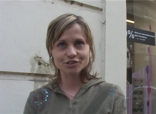 3. Download full pics of WC público com Julie from czechstreets.com