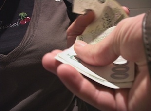 5. Download full pics of WC público com Julie from czechstreets.com