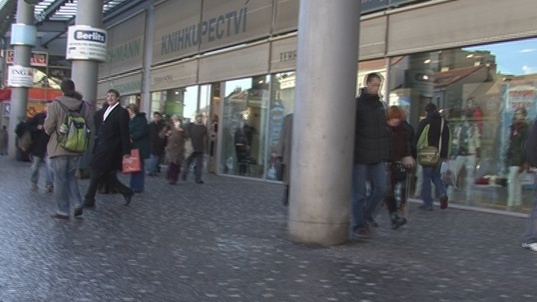 2. Download full pics of Beauty on train from czechstreets.com