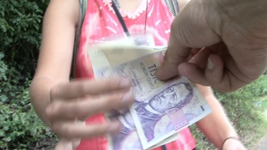 3. Download full pics of Beauty from the pool from czechstreets.com