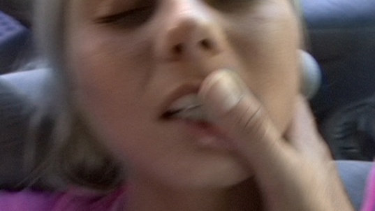 4. Download full pics of Bonito e ingênuo from czechstreets.com