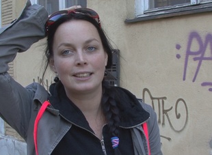 1. Download full pics of 潮吹きウェイトレス from czechstreets.com