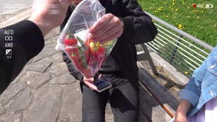 3. Download full pics of Piment fort dans le cul Défi de 10 000 USD from extremestreets.com