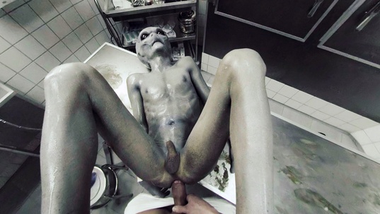 4. Download full pics of The UFO from Roswell from gayxvirtual.com