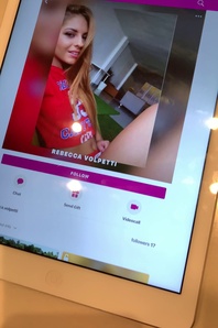 6. Download full pics of レベッカ・ボルペッティがバスルームでワイルドに from glaminogirls.com