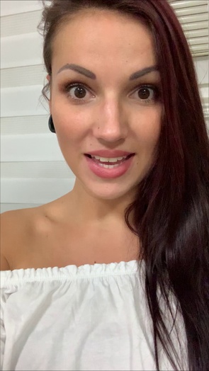 2. Download full pics of Jolee Love showing her big tits from glaminogirls.com