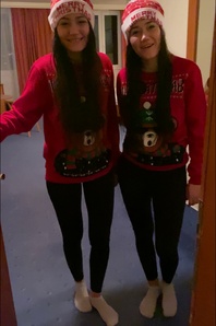 3. Download full pics of Feliz Natal da Zeetweens from glaminogirls.com