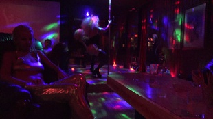 3. Download full pics of Freak house: Шлюха с тремя сиськами from horrorporn.com