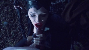 5. Download full pics of Maléfique from movieporn.com