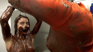 2. Download full pics of Fisting anal com os pés from powerfetish.com