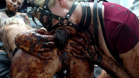 2. Download full pics of Schokoladen-Anal-Spritzen from powerfetish.com