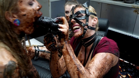 4. Download full pics of Schokoladen-Anal-Spritzen from powerfetish.com