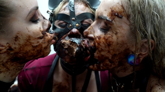 7. Download full pics of Schokoladen-Anal-Spritzen from powerfetish.com