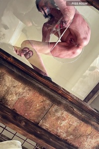 1. Download full pics of День 4 —  Мочиться в глаза from r51.com