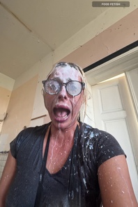 1. Download full pics of Jour 15 - Orgie alimentaire extrême from r51.com