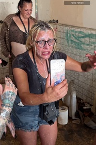 12. Download full pics of Jour 15 - Orgie alimentaire extrême from r51.com