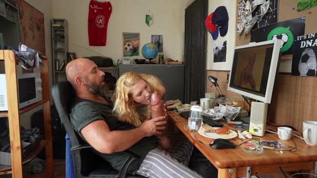 1. Download full pics of Zničení blonďaté teenagerské víly - část 1 from redneckjohn.com