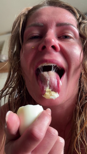4. Download full pics of Boiled Egg in my Cunt 🥚 from selfiefetish.com
