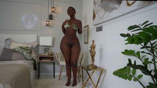2. Download full pics of Award N.13: Extreme Gluteal Proportions in Black Woman from unusualpeople.com
