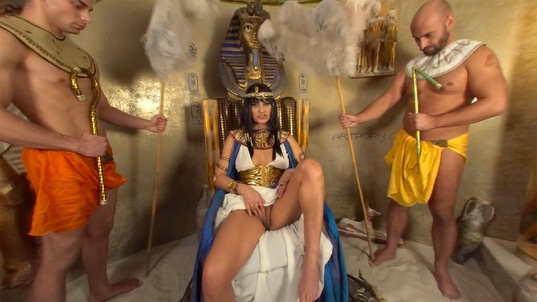 3. Download full pics of Cleopatra in 180° from xvirtual.com